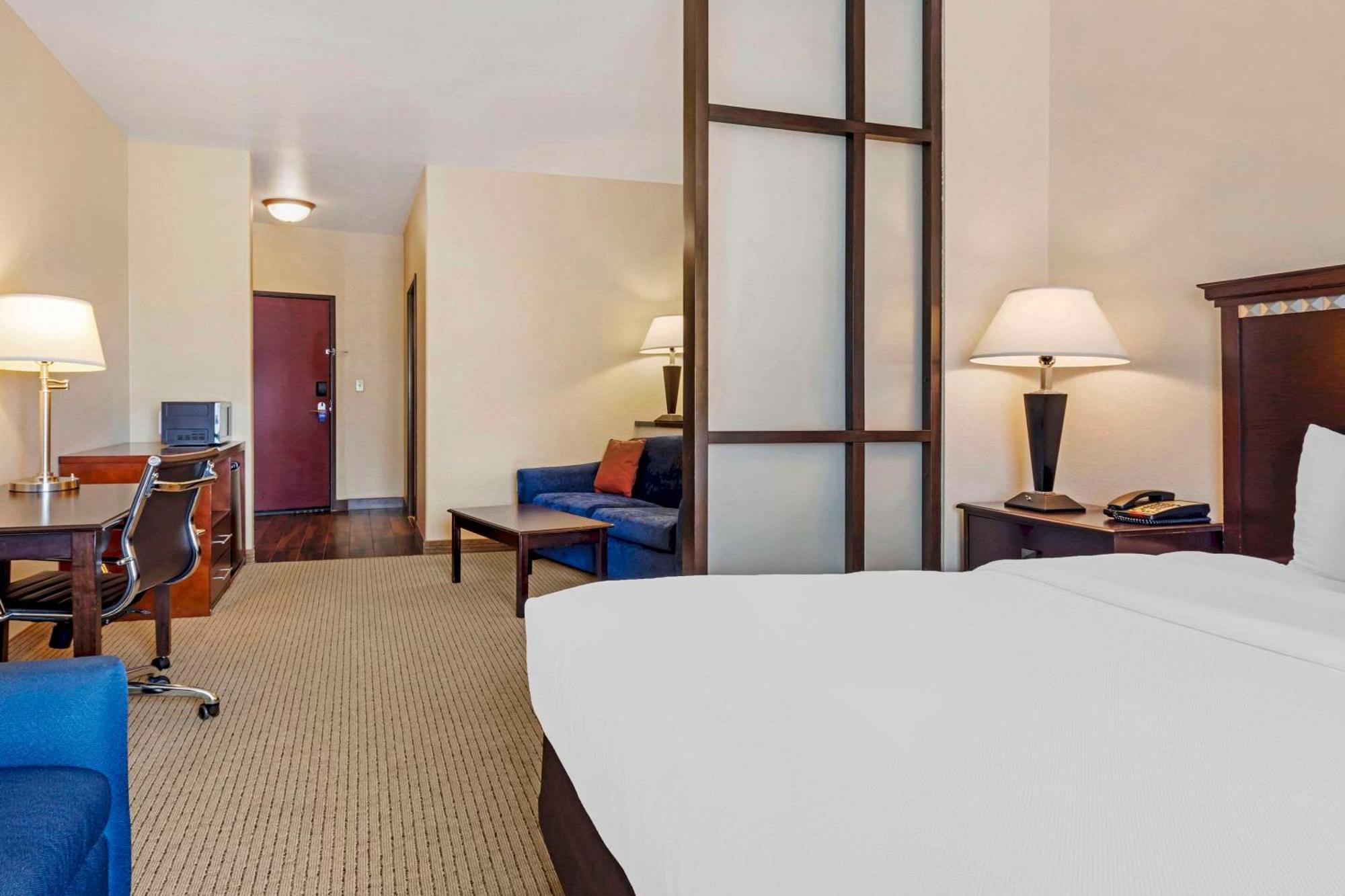 Comfort Suites Palestine Bagian luar foto