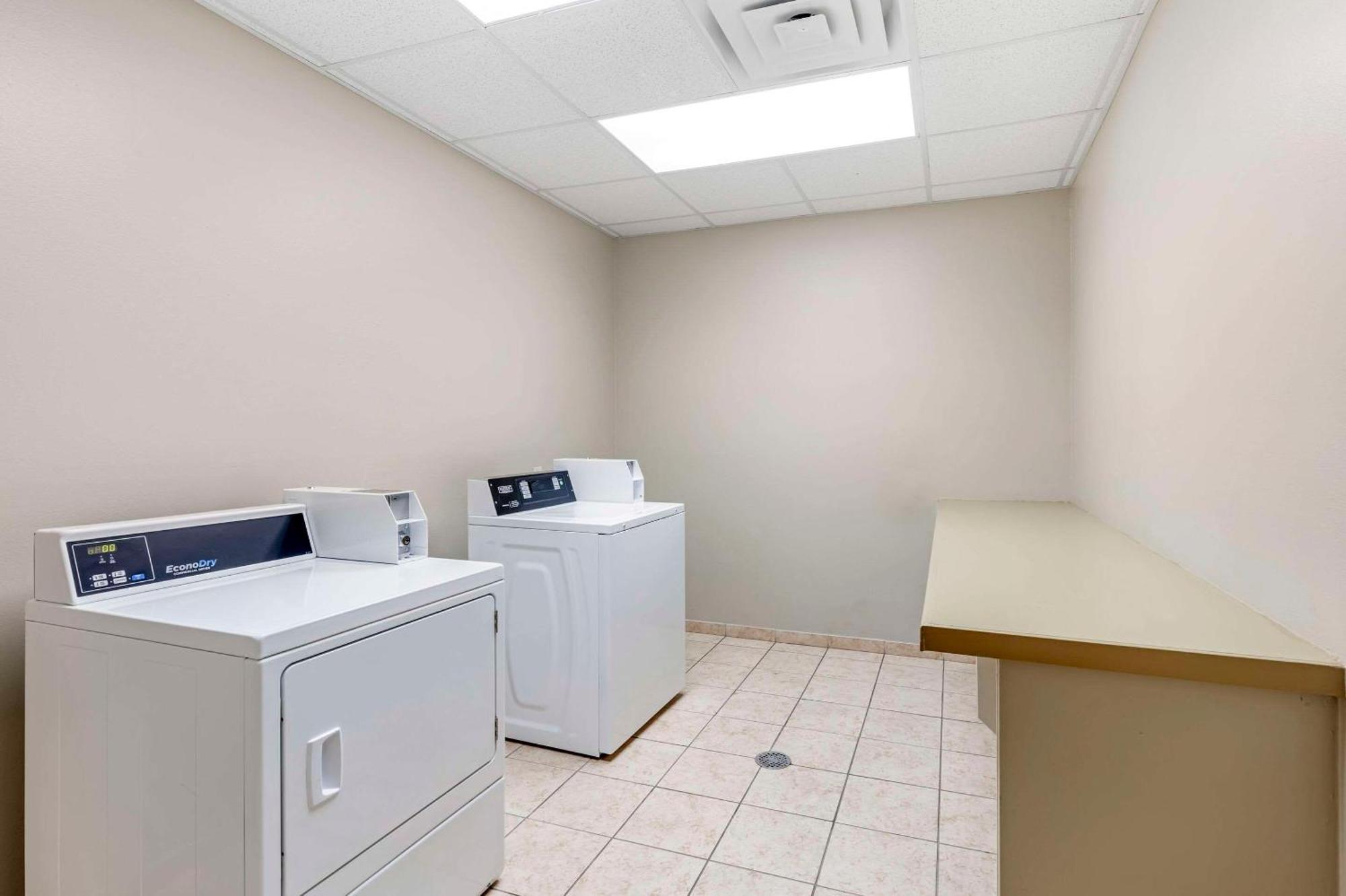 Comfort Suites Palestine Bagian luar foto