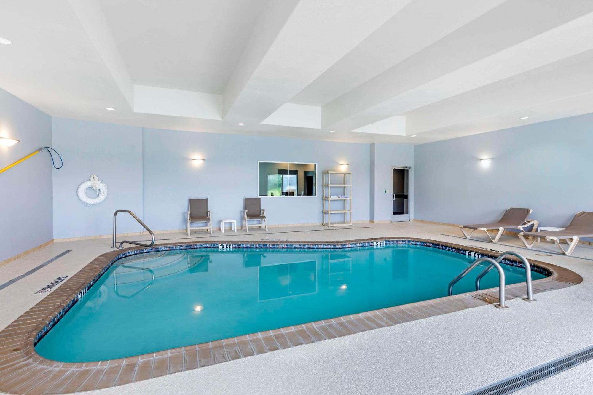 Comfort Suites Palestine Bagian luar foto