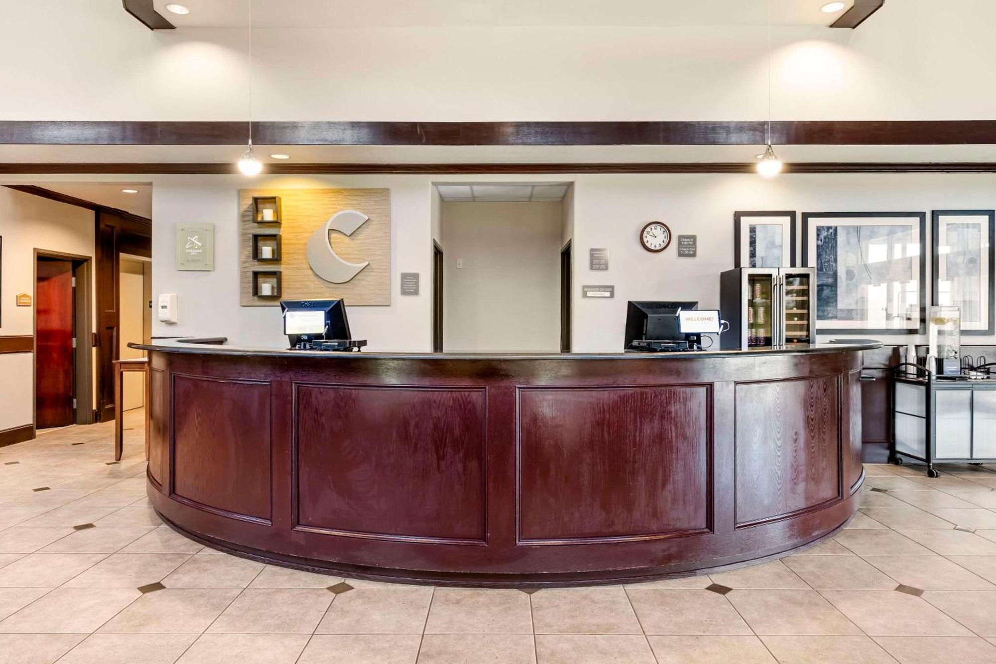 Comfort Suites Palestine Bagian luar foto