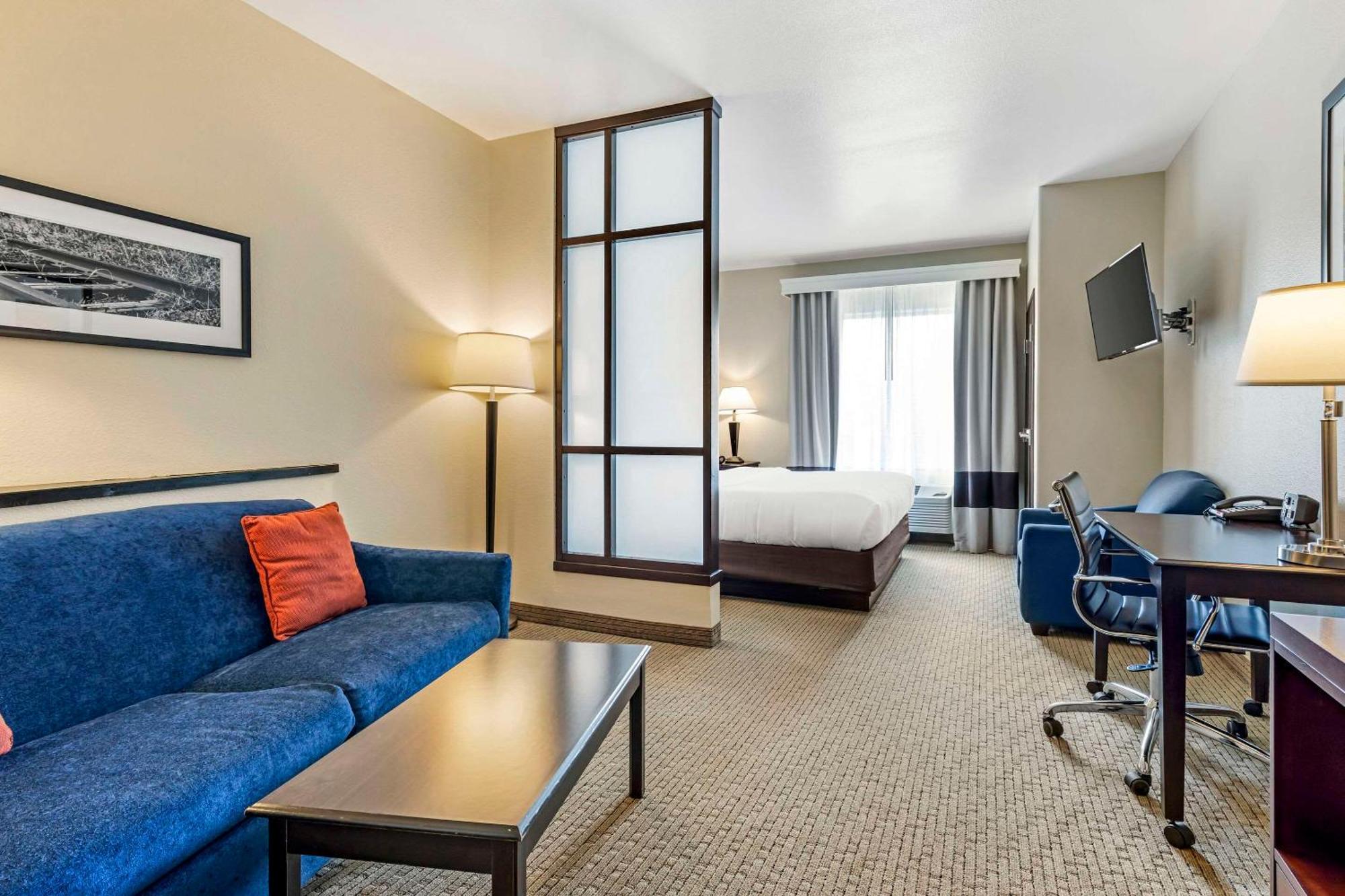 Comfort Suites Palestine Bagian luar foto