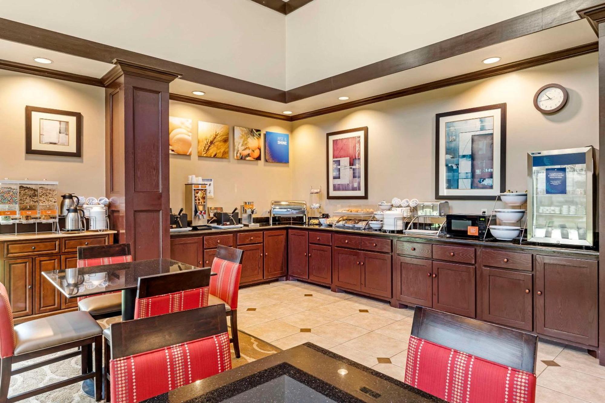 Comfort Suites Palestine Bagian luar foto