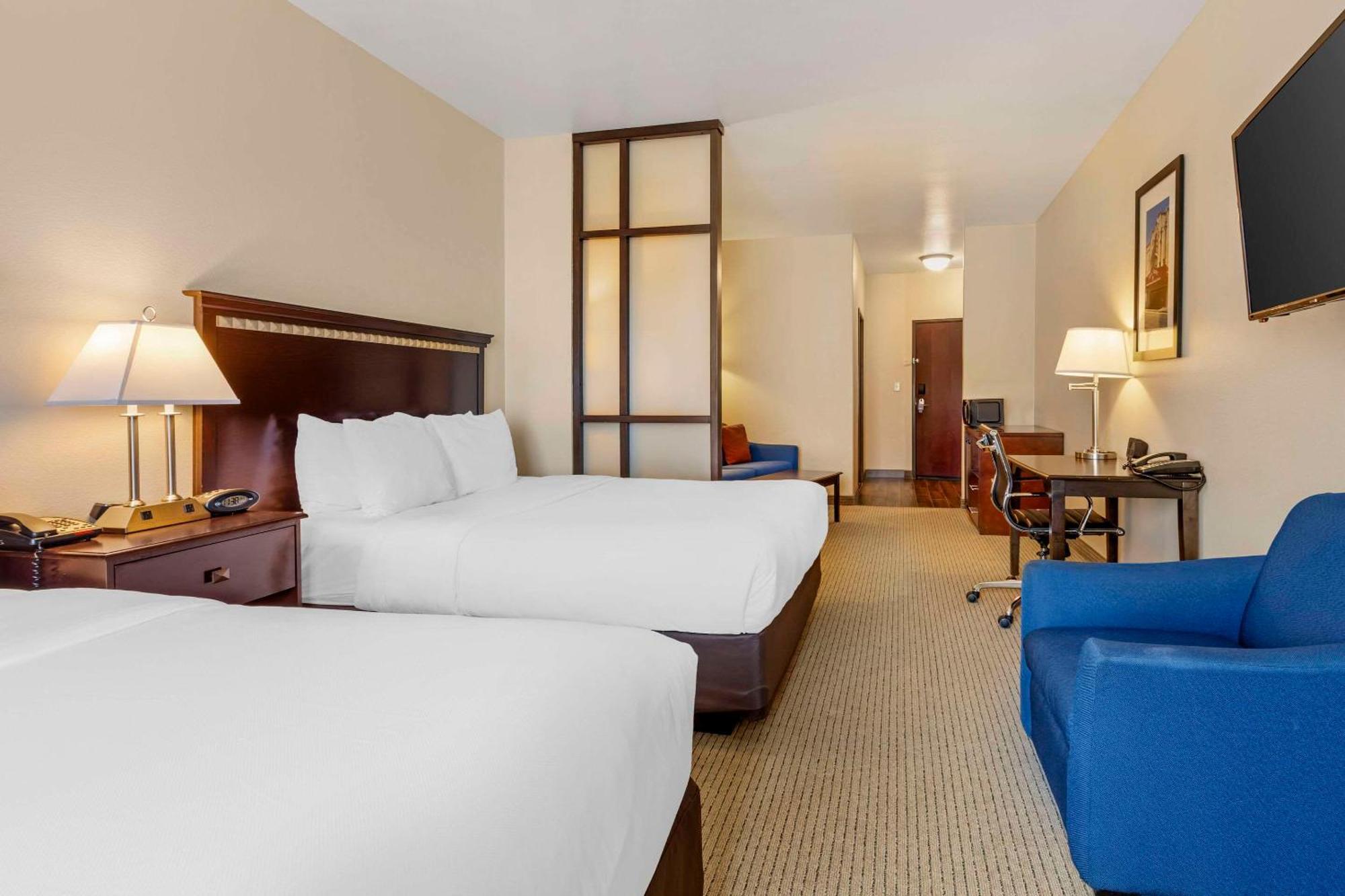 Comfort Suites Palestine Bagian luar foto