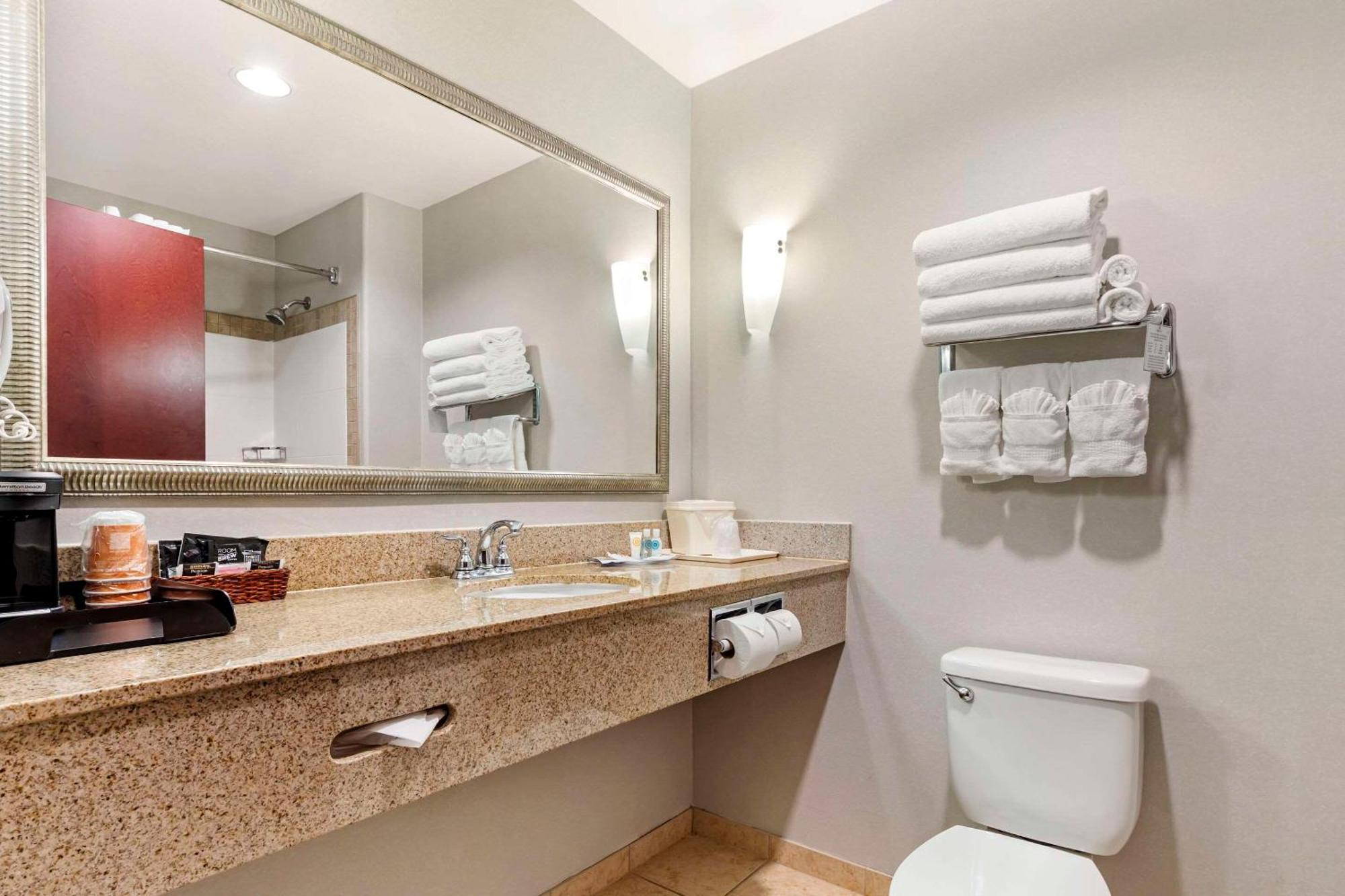 Comfort Suites Palestine Bagian luar foto