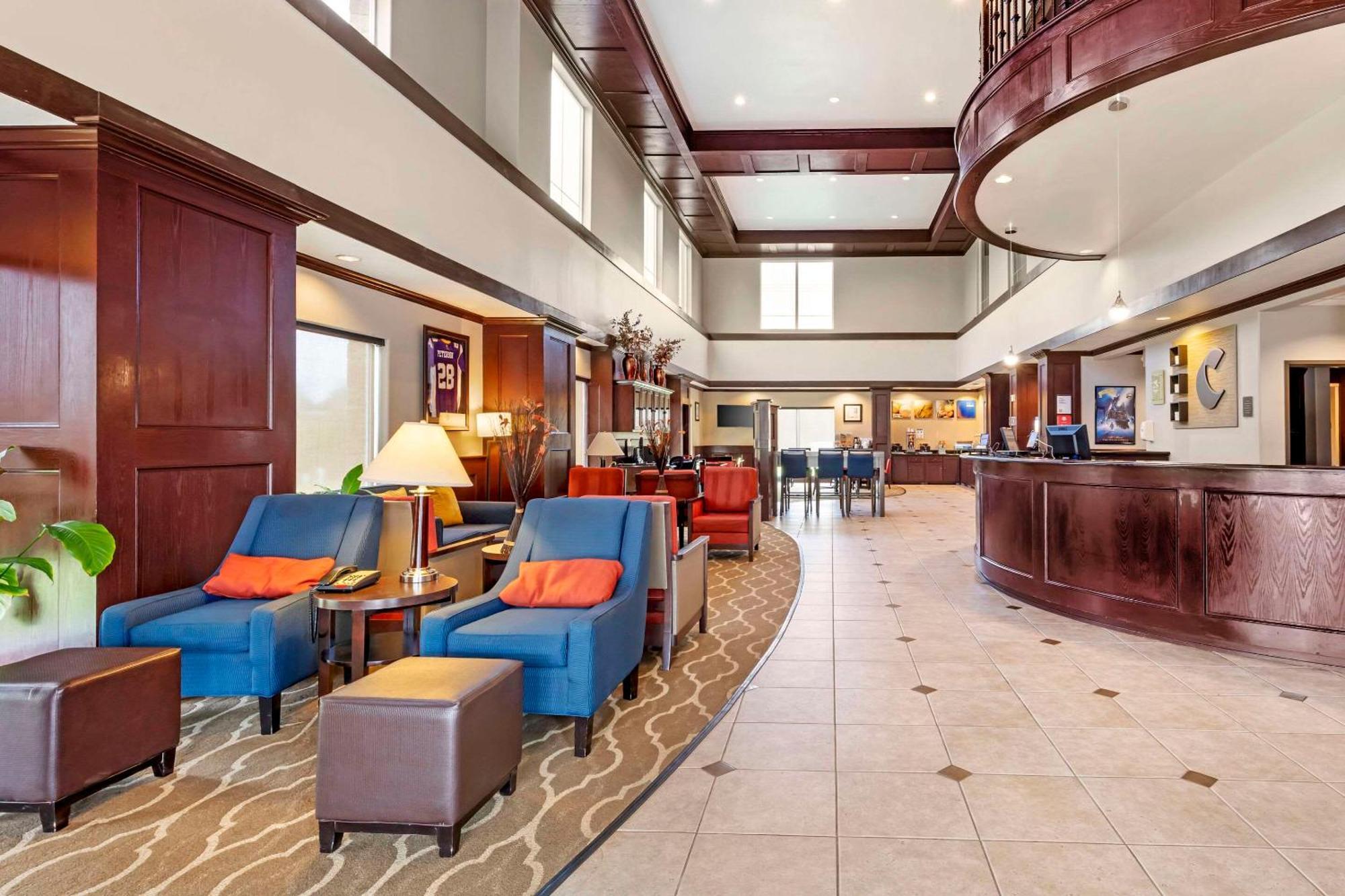 Comfort Suites Palestine Bagian luar foto