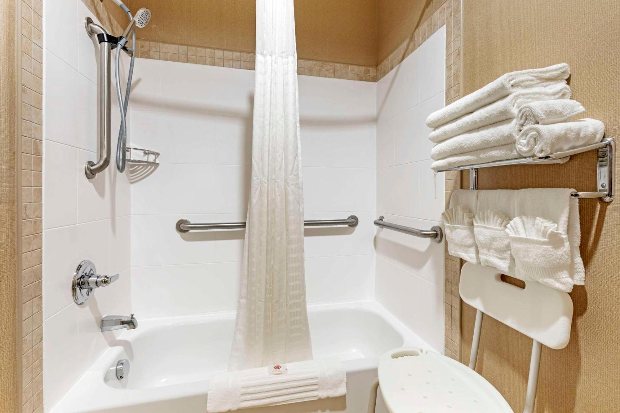 Comfort Suites Palestine Bagian luar foto