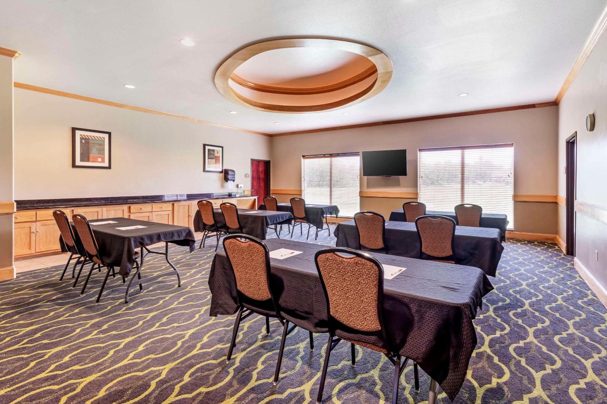 Comfort Suites Palestine Bagian luar foto