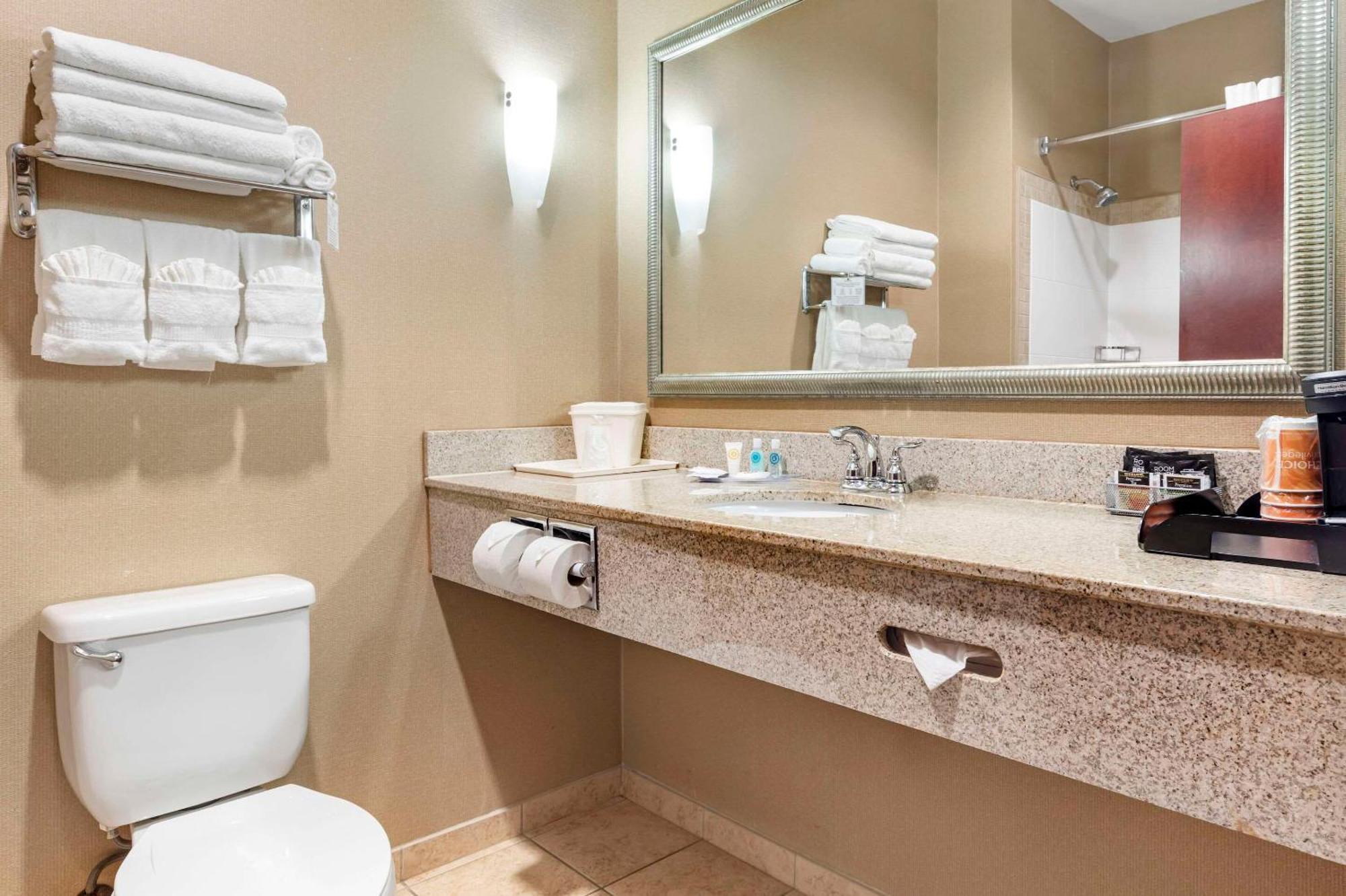 Comfort Suites Palestine Bagian luar foto