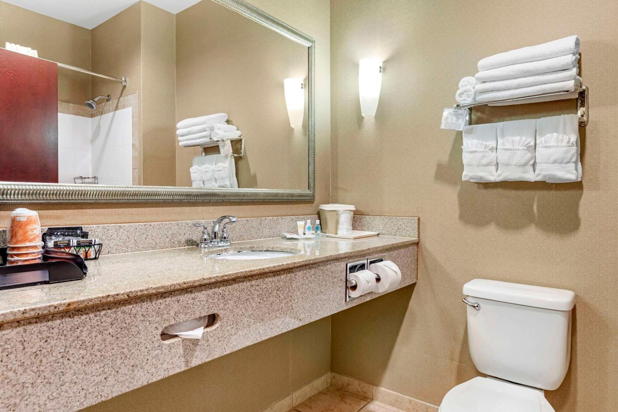 Comfort Suites Palestine Bagian luar foto