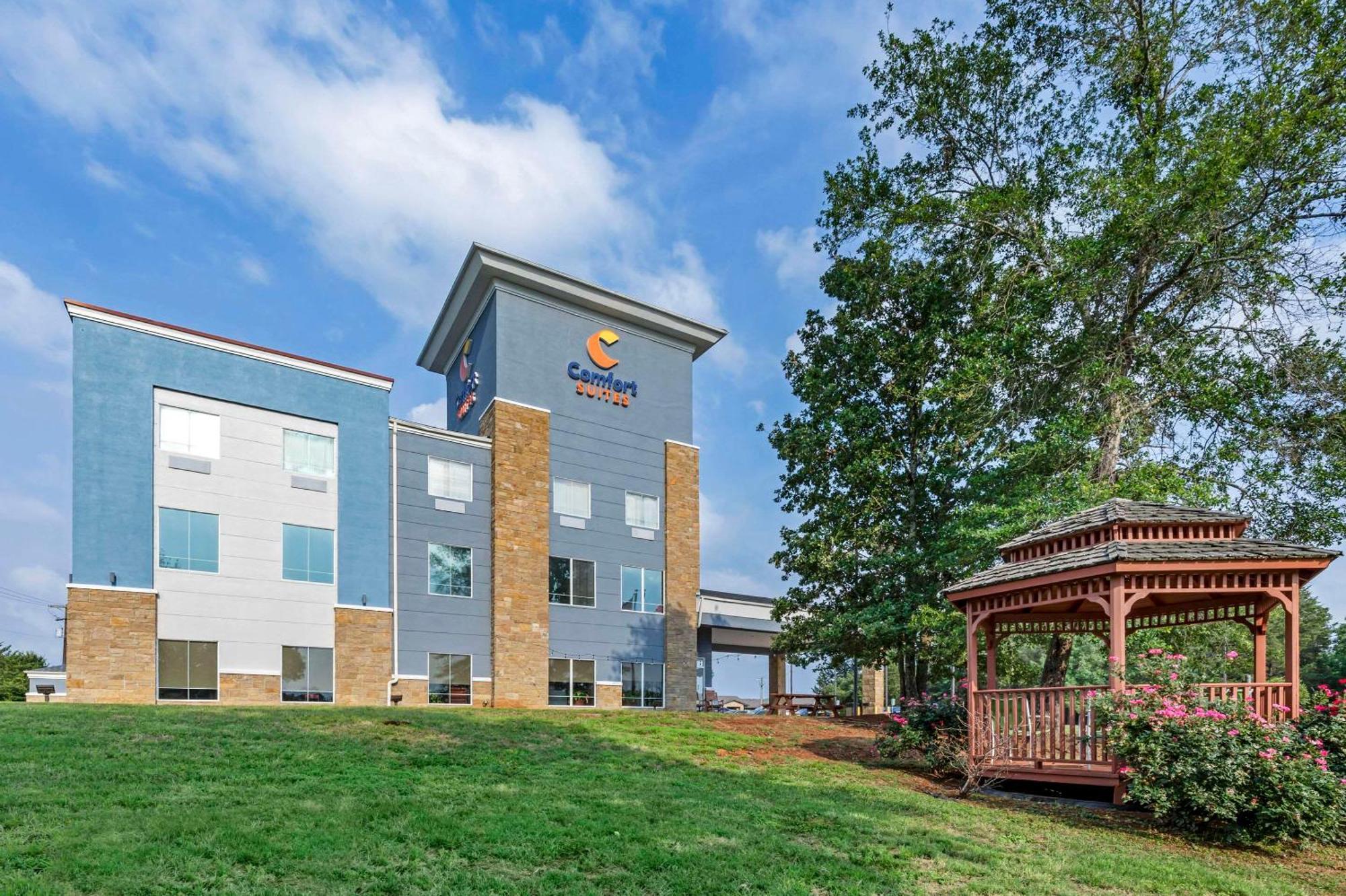 Comfort Suites Palestine Bagian luar foto